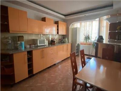 Apartament 4 camere de vanzare zona Malu Rosu